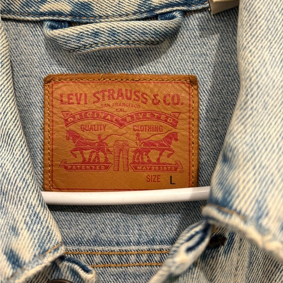 Vintage Levi's Men's Denim Jacket - Picture 4 of 6